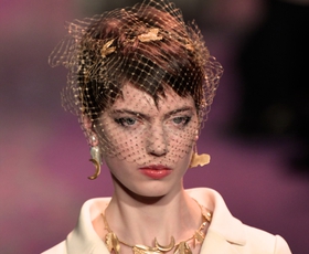 Dior osupnil s pomladno kolekcijo visoke mode z globokim sporočilom