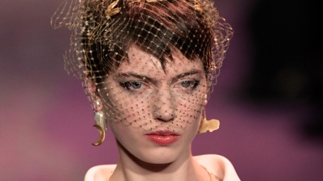 Dior osupnil s pomladno kolekcijo visoke mode z globokim sporočilom