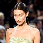 Bella Hadid dokazuje, da trenda ozkih kavbojk še ni konec