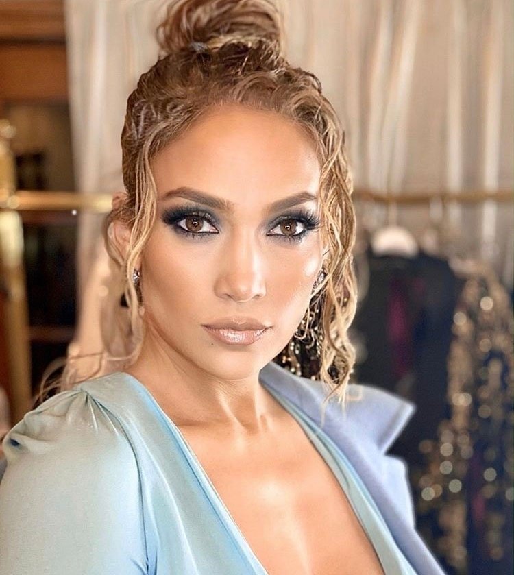 Jennifer Lopez je tokrat nosila povsem novo različico ikonične Versacejeve obleke s potiskom (foto: Profimedia)
