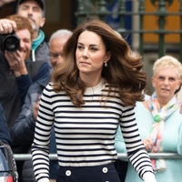 Top Kate Middleton, ki ga nosi ob vseh pomembnih naznanilih in dogodkih, skriva poseben pomen