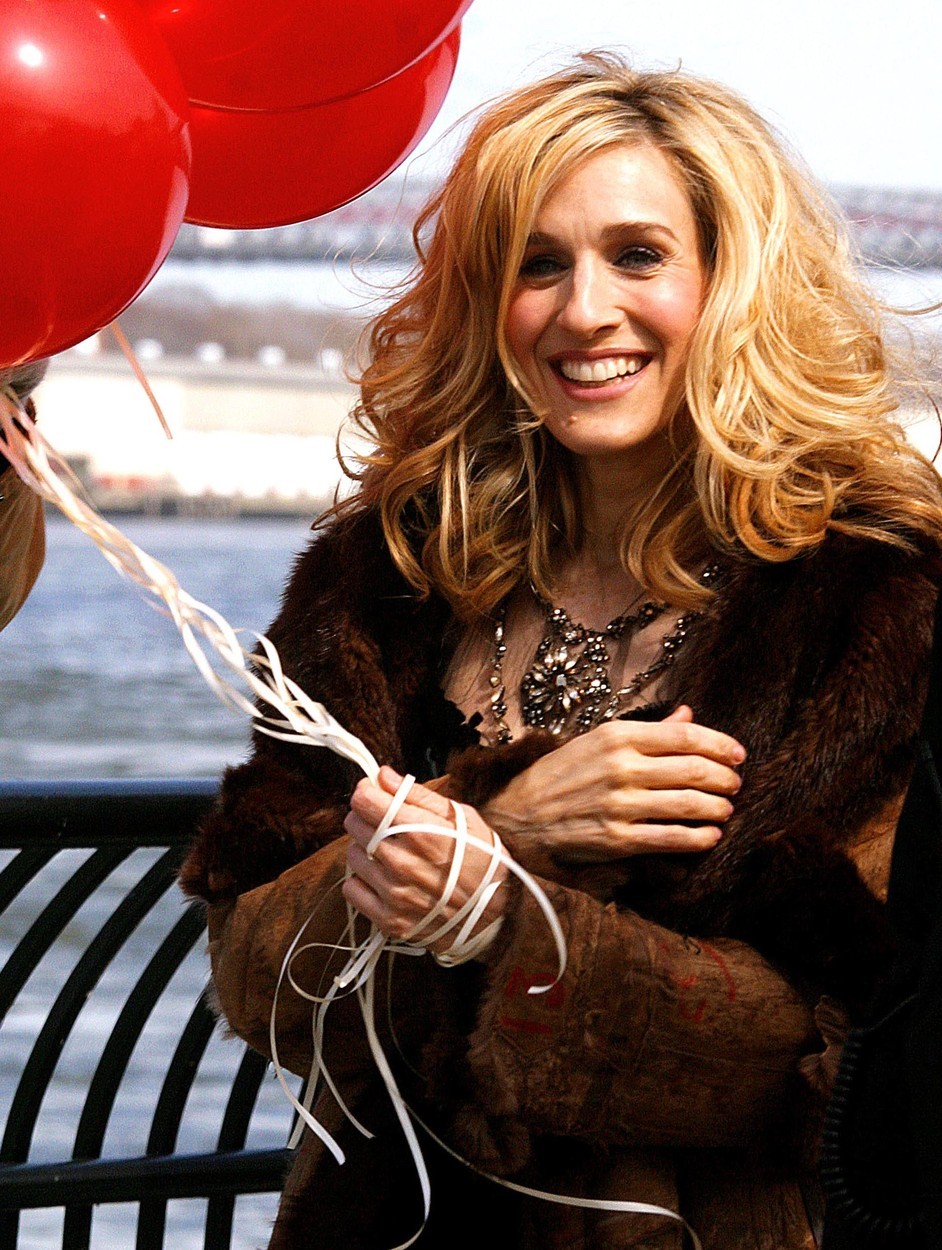 V fotogaleriji si oglejte nekaj najbolj ikoničnih stajlingov priljubljenega lika Carrie Bradshaw.