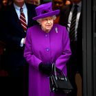 Kraljica Elizabeta II. že 60 let nosi enako torbico