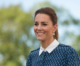 Kate Middleton čudovita v pomladni bluzi na prvem video dogodku po odmevnem intervjuju