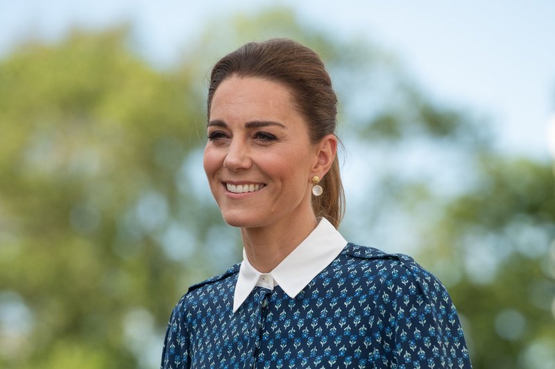 Kate Middleton čudovita v pomladni bluzi na prvem video dogodku po odmevnem intervjuju (foto: Profimedia)