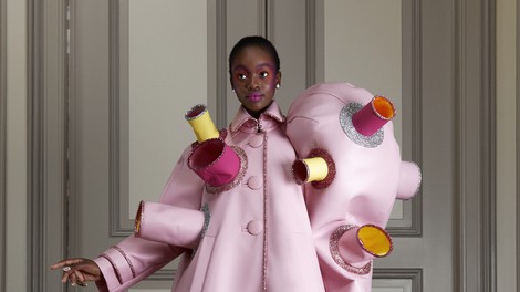 Modna hiša Viktor&Rolf navdušuje z novo kolekcijo Haute Couture s pridihom humorja