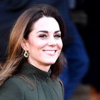 Kate Middleton čudovita v praznični obleki na družinskem dogodku