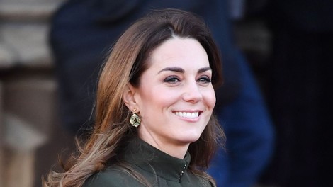 Kate Middleton čudovita v praznični obleki na družinskem dogodku