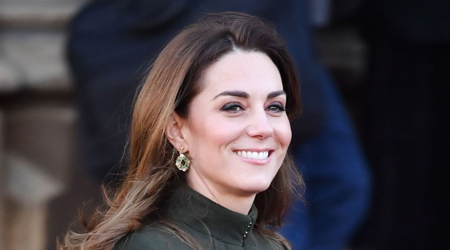 Kate Middleton čudovita v praznični obleki na družinskem dogodku (foto: Profimedia)