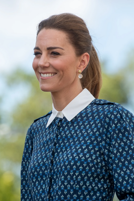 To je preprost detajl, s katerim Kate Middleton popestri večino svojih stajlingov - Foto: Profimedia
