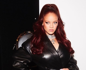 Rihanna osupnila v usnjeni obleki z drznim razporkom