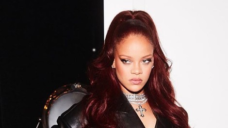 Rihanna osupnila v usnjeni obleki z drznim razporkom