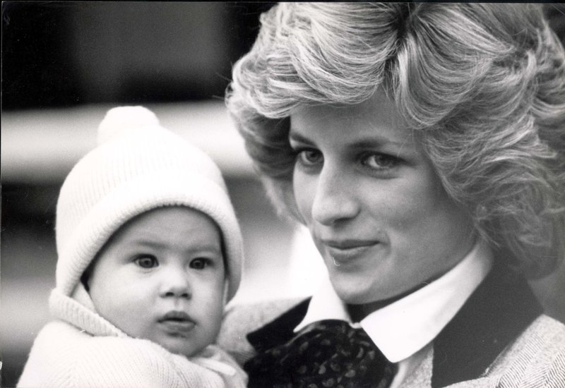 "Palača ve, da imata Charles in Diana nezakonsko hčerko": Sarah bi lahko prevzela prestol, William jo želi spoznati
