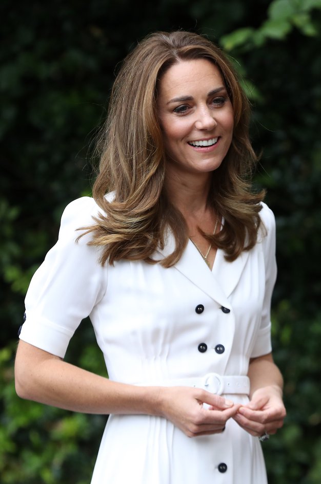 Kate Middleton elegantna v rdeči obleki s trendnim potiskom - Foto: Profimedia