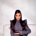 Kim Kardashian nas je osupnila v drznem rdečem stajlingu