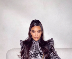 Kim Kardashian nas je osupnila v drznem rdečem stajlingu