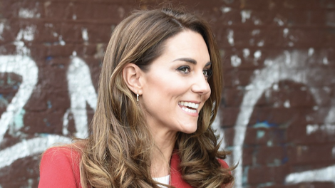 Zaljubili smo se v čudovit rdeč plašč Kate Middleton