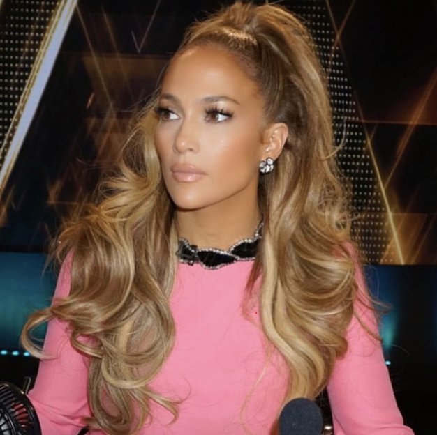 Rožnato barvo bomo to zimo nosili kot Jennifer Lopez - Foto: Profimedia