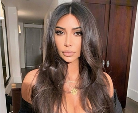 Kim Kardashian v Rimu osupnila v drzni obleki - in to kar dvakrat