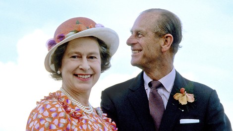 Kraljica Elizabeta II in princ Filip praznujeta 73. obletnico poroke - se spomnite njene poročne obleke?
