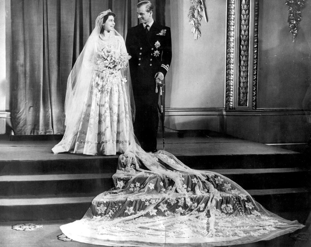 Kraljica je nosila proočno obleko z detajli rož in dolgo vlečko.