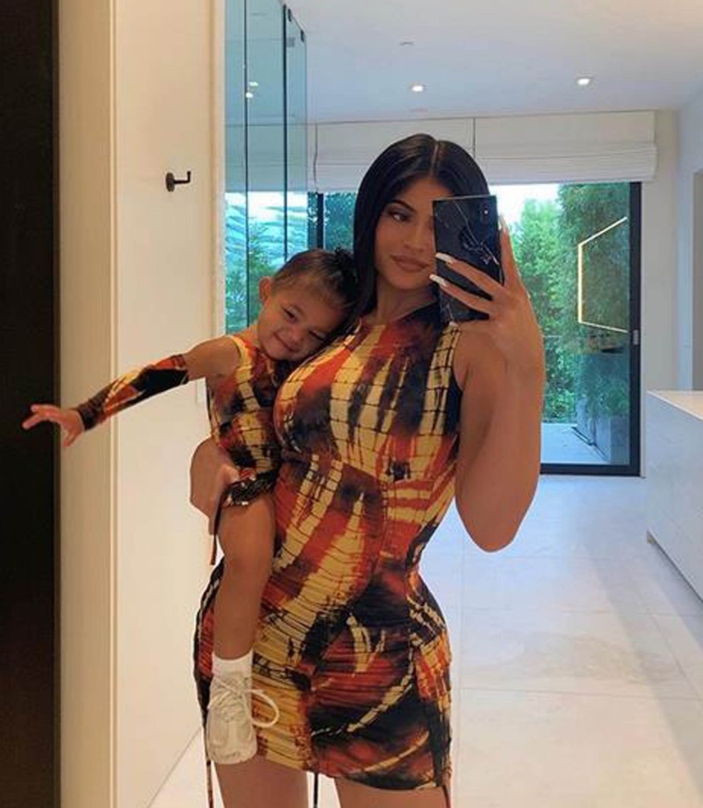 6 prikupnih fotografij Kylie Jenner in hčerke Stormi v ujemajočih se outfitih