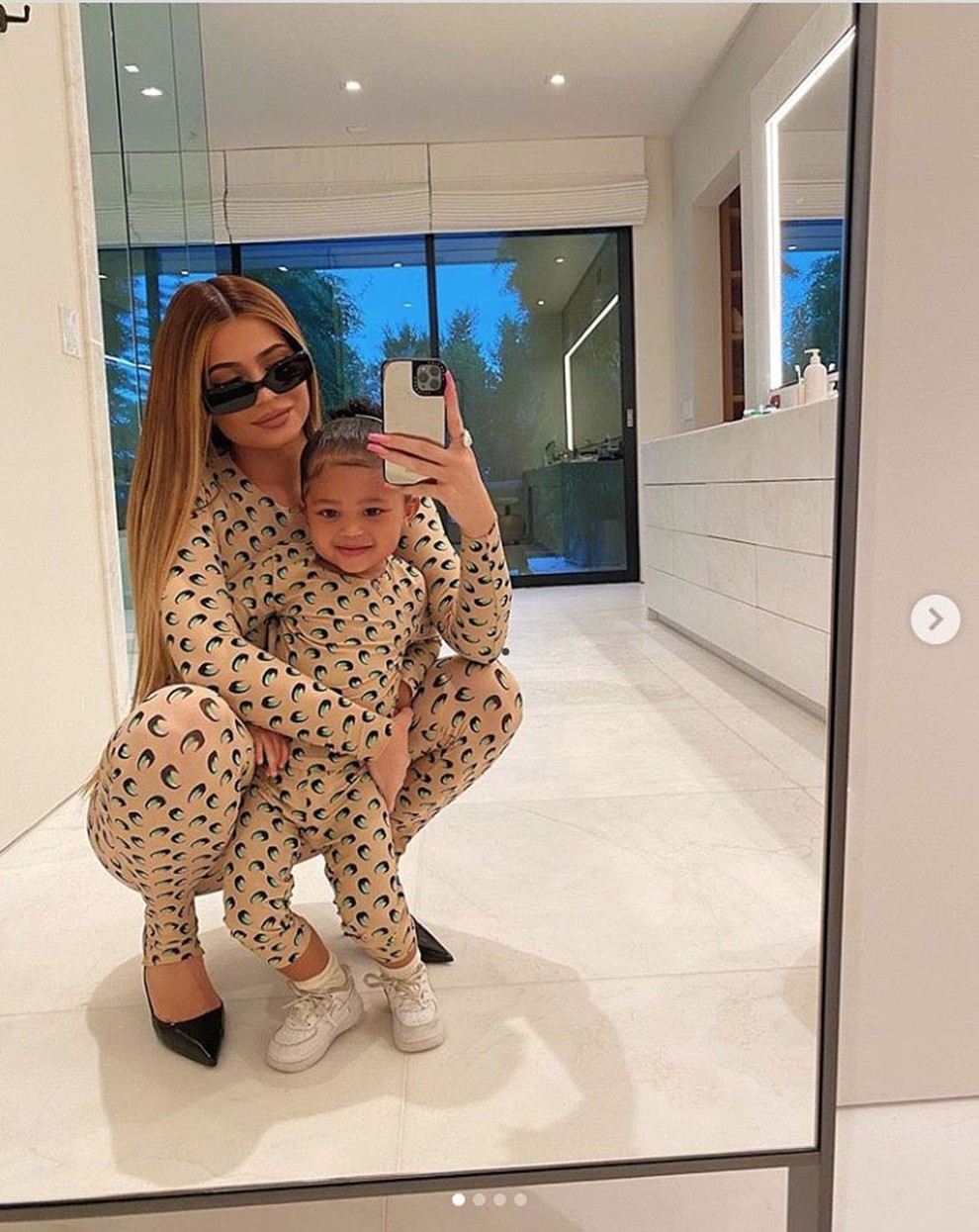 6 prikupnih fotografij Kylie Jenner in hčerke Stormi v ujemajočih se outfitih