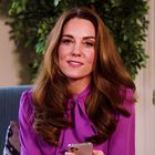 Kate Middleton je svileno bluzo oblekla čisto narobe in videti je odlično! Jo boste posnemali?