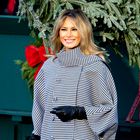 Melania Trump presenetila z nenavadno izbiro obleke na božičnem portretu njenega zadnjega božiča v Beli hiši