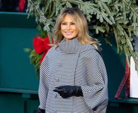 Melania Trump presenetila z nenavadno izbiro obleke na božičnem portretu njenega zadnjega božiča v Beli hiši