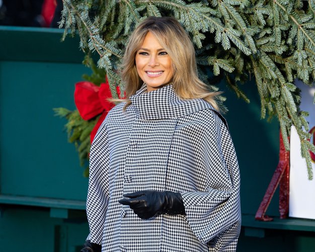 Melania Trump presenetila z nenavadno izbiro obleke na božičnem portretu njenega zadnjega božiča v Beli hiši - Foto: Profimedia