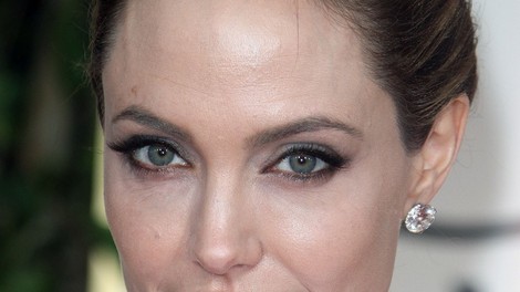 Zaljubili smo se v monokromatski stajling Angeline Jolie