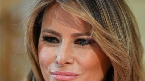 Melania Trump blestela v srebrni midi obleki, posuti z bleščicami, kontroverzne modne znamke
