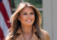 Melania Trump v najbolj preprostem stajlingu dokazuje, da lahko preprosto belo majico kombinirate tudi s temi hlačami