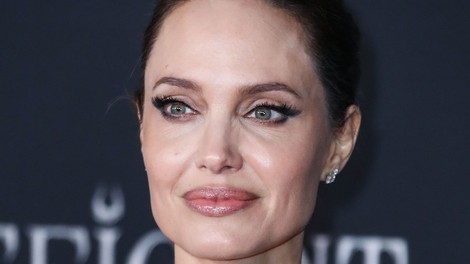 Pozabite na kamelji plašč, ta plašč Angeline Jolie vam bo še bolj všeč