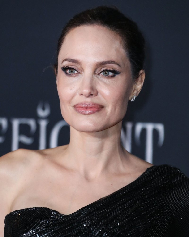 Angelina Jolie elegantna v brezčasni beli obleki (foto: Profimedia)