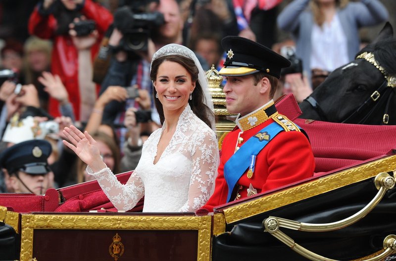 Končno je znano, kakšne poročne čevlje je pred 10 leti nosila Kate Middleton (foto: Profimedia)
