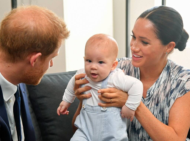 "To je dokaz, da Meghan nikoli ni rodila": Princ Harry opisal rojstvo sina Archieja, a zaradi ene podrobnosti mu nihče ne verjame