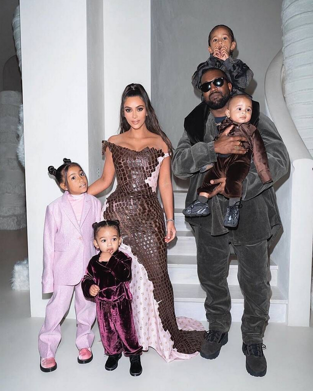Ločitev Kim Kardashian in Kanyea Westa je sedaj uradna: reper se "ne bori za svojo družino" - Foto: Profimedia
