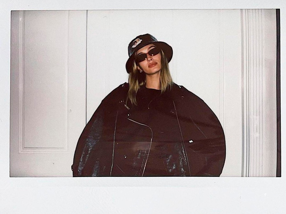 Pozabite na črno usnje! Hailey Bieber napoveduje nov trend (foto: Profimedia)
