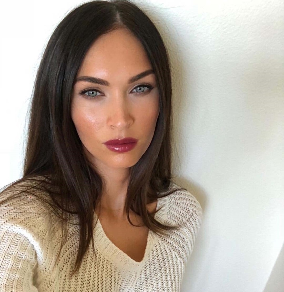 Kako srajco kombinirati s pleteno jopico? Megan Fox prisega na to kombinacijo (foto: Profimedia)