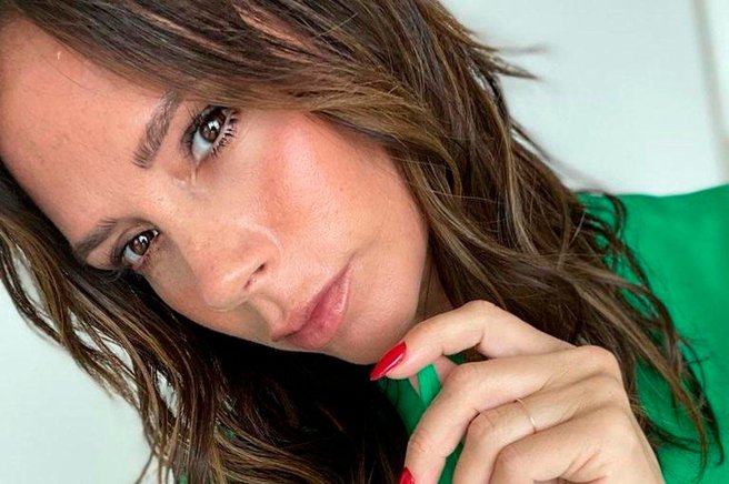 Victoria Beckham je zadnje silvestrovo nosila obleko, ki skrije trebušček in laska vsaki postavi