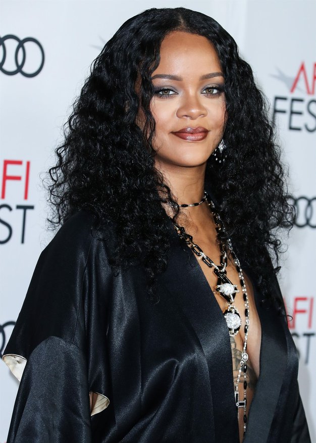 Rihanna nam je pokazala, kaj obleči na hladen spomladanski večer - Foto: Profimedia