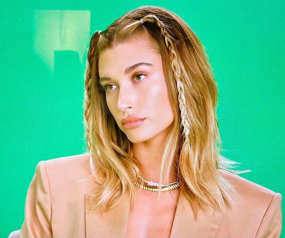 Pod suknjiči odslej ne bomo nosili ničesar. Napoveduje Hailey Bieber (foto: Profimedia)