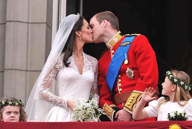 Par je zaroko naznanil 16. novembra 2010, Kate pa je sentimentalni safirni in diamantni prstan pokazala skupaj z ujemajočo modro …