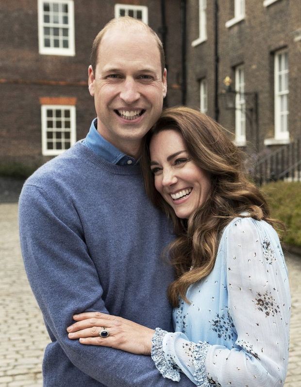Preden je princ William zaprosil svoje dolgoletno dekle Kate Middleton, je v Kenijo odnesel modri zaročni prstan svoje pokojne matere …