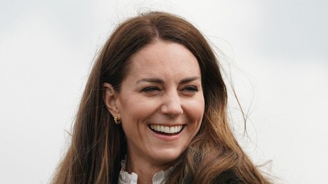 Kate Middleton osupljiva v rdečem plašču in s trendnimi dodatki