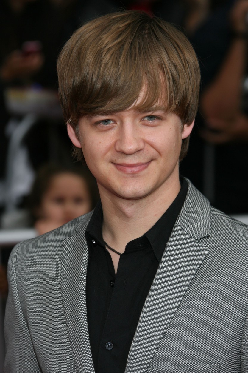 Jason Earles v seriji 'Hannah Montana' (2006-2011) Star je bil 29 let, igral pa je najstnika.