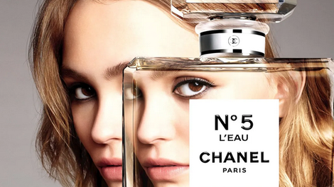 100 let ikoničnega parfuma Chanel No5: Ne boste verjeli, koliko vrtnic je potrebnih za stekleničko parfuma