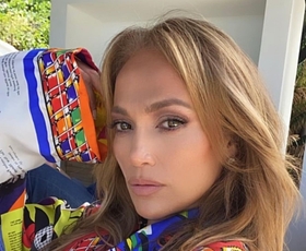 Jennifer Lopez osupljiva v pisani poletni kombinaciji